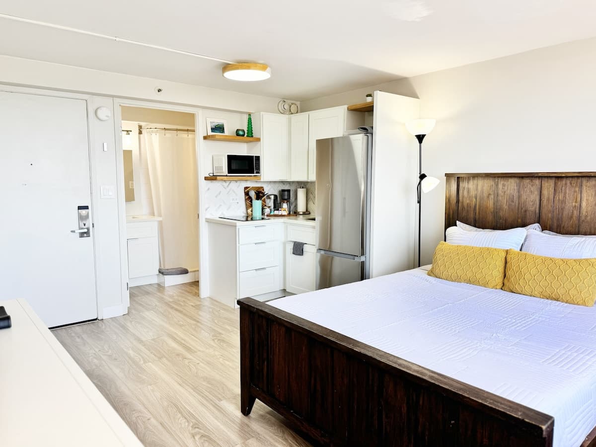 Condo in Honolulu · ★4.93 · Studio · 1 bed · 1 private bath - Photo 4