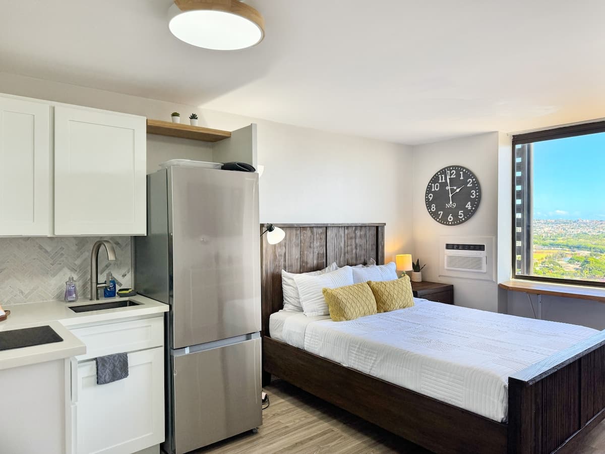 Condo in Honolulu · ★4.93 · Studio · 1 bed · 1 private bath - Photo 2