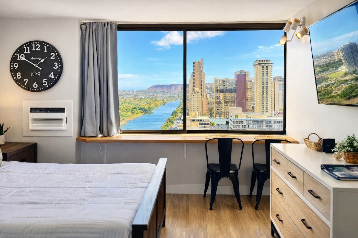 Condo in Honolulu · ★4.93 · Studio · 1 bed · 1 private bath - Photo 1