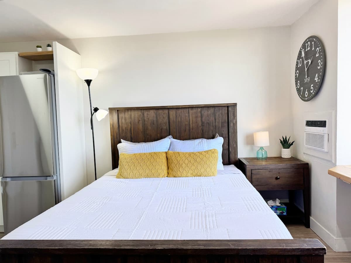 Condo in Honolulu · ★4.93 · Studio · 1 bed · 1 private bath - Photo 5