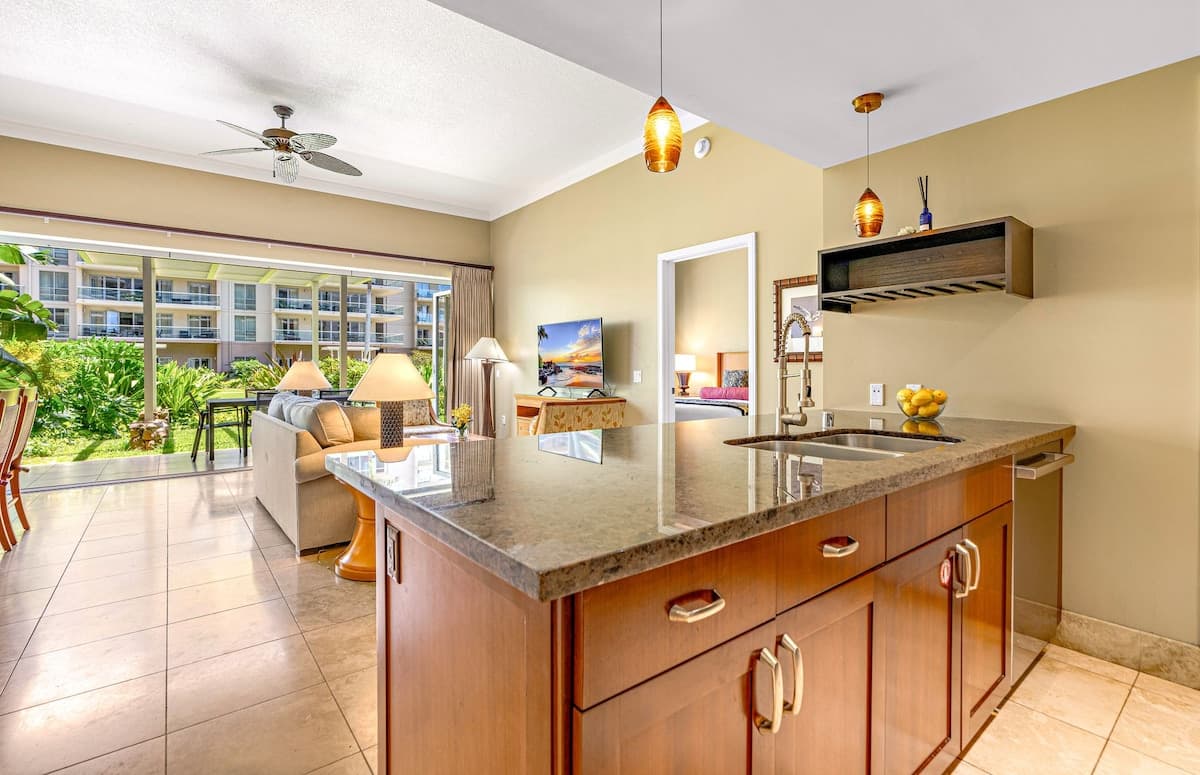Condo in Lahaina · ★4.92 · 2 bedrooms · 3 beds · 2 baths - Photo 3