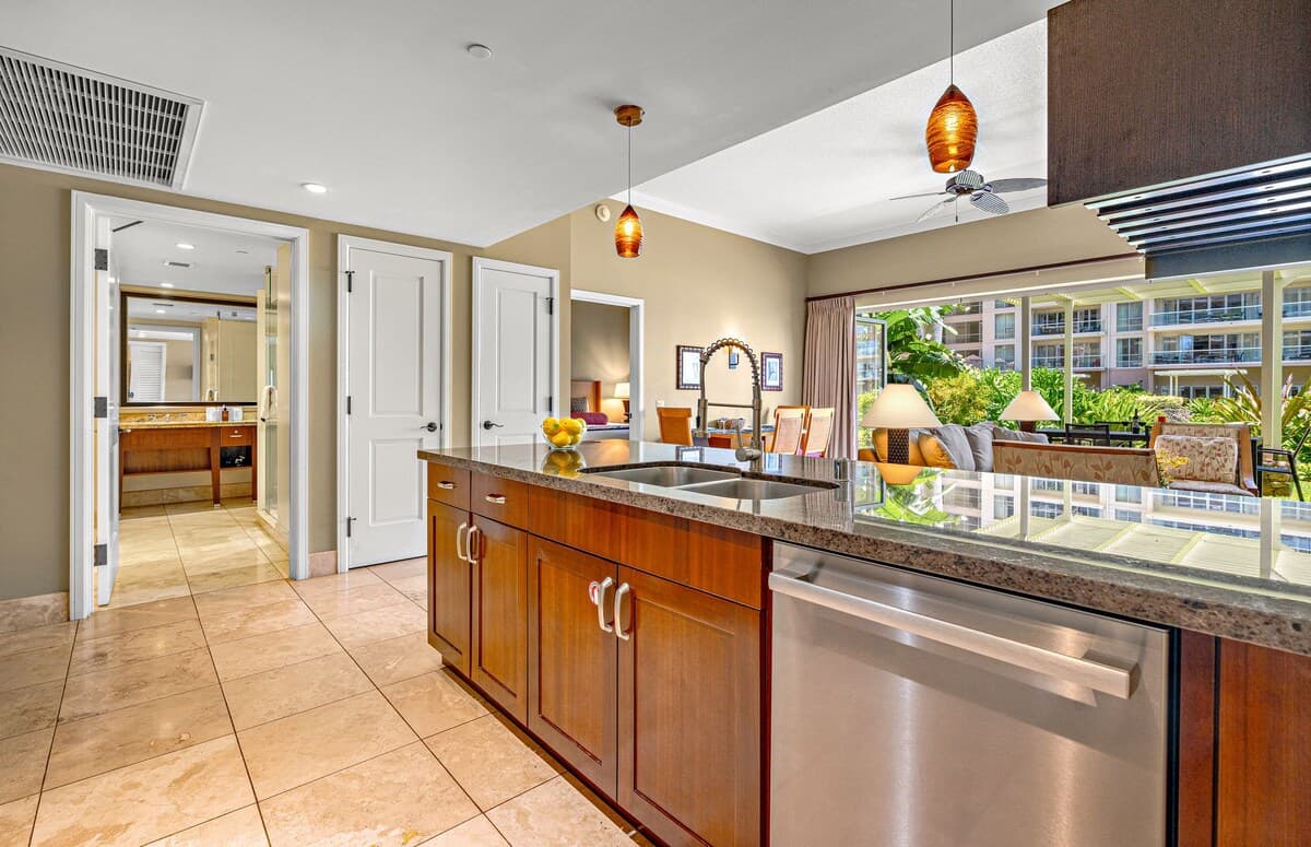 Condo in Lahaina · ★4.92 · 2 bedrooms · 3 beds · 2 baths - Photo 5