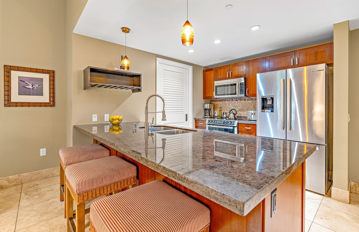 Condo in Lahaina · ★4.92 · 2 bedrooms · 3 beds · 2 baths - Photo 4
