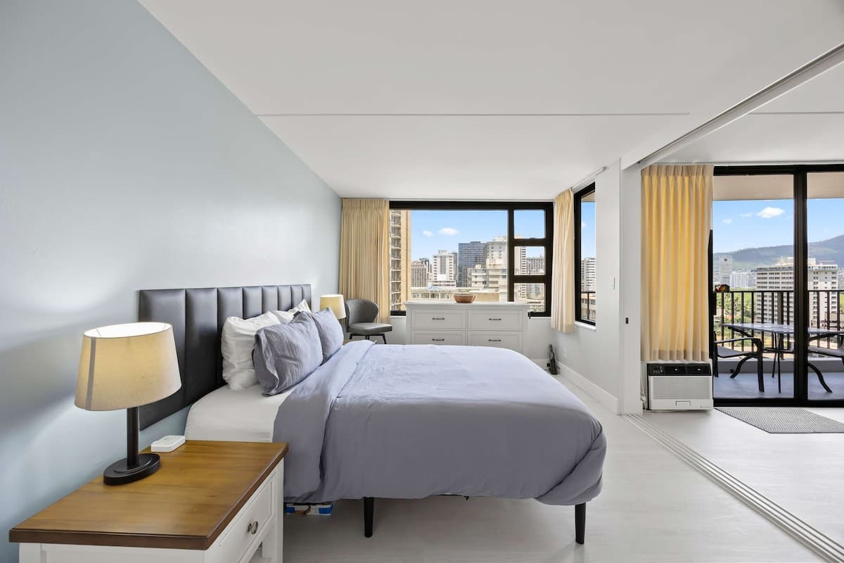 Waikiki Banyan 1BR – Newly Renovated + Parking - Photo 1