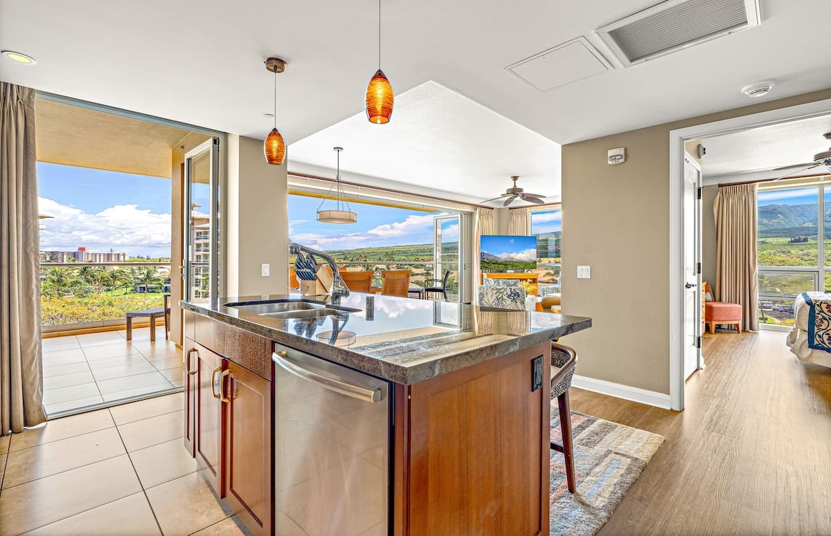 Condo in Lahaina · ★4.72 · 2 bedrooms · 3 beds · 2 baths - Photo 2