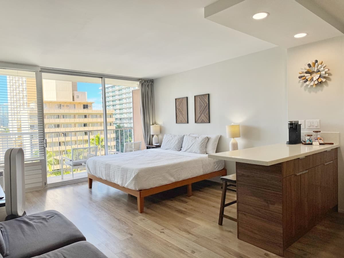Condo in Honolulu · ★4.86 · Studio · 1 bed · 1 private bath - Photo 3