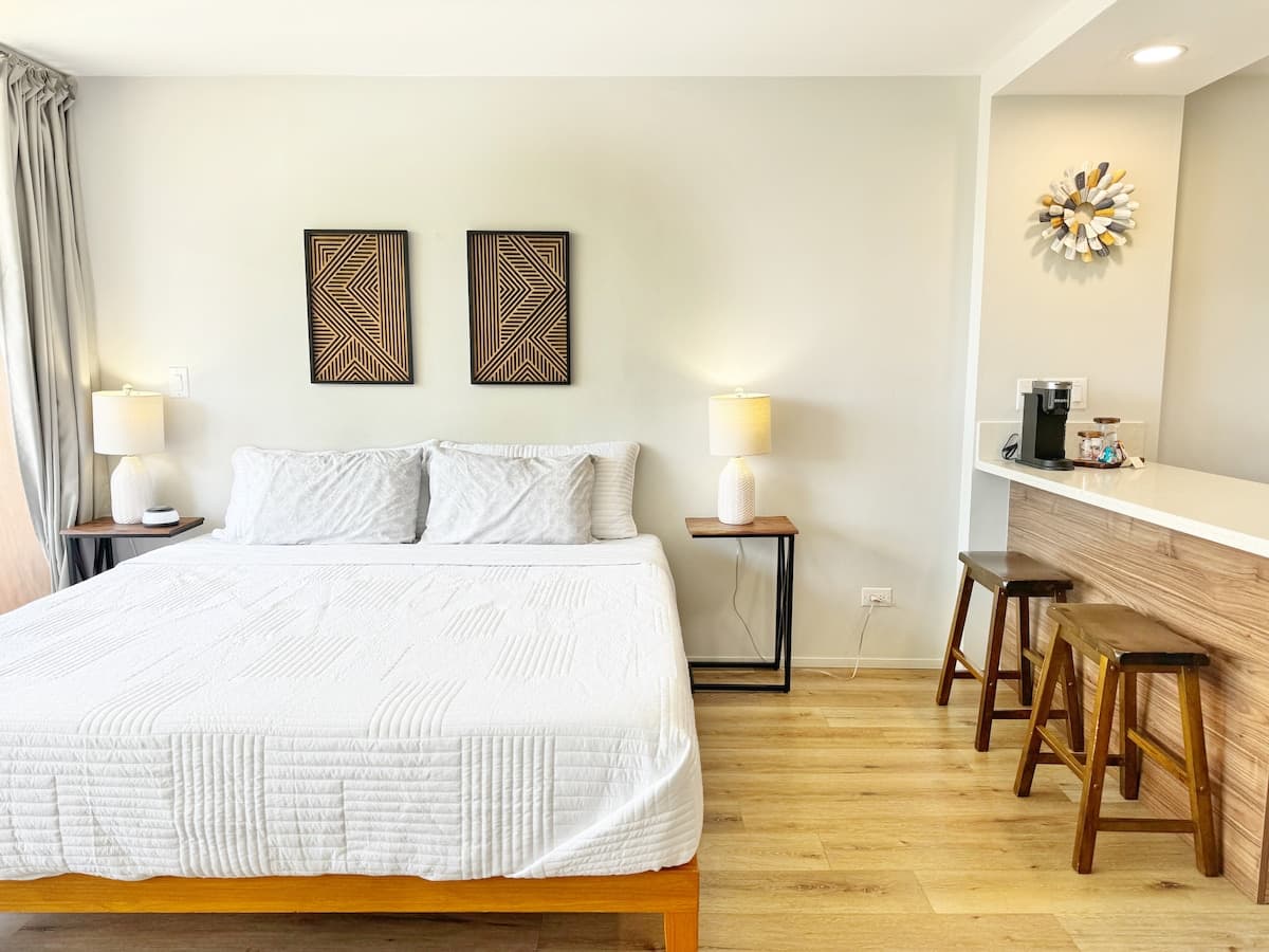 Condo in Honolulu · ★4.86 · Studio · 1 bed · 1 private bath - Photo 2