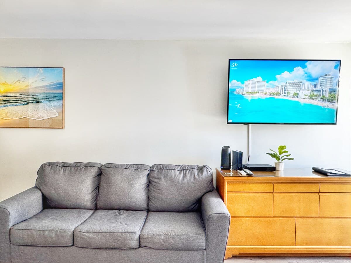 Condo in Honolulu · ★4.88 · Studio · 1 bed · 1 private bath - Photo 3