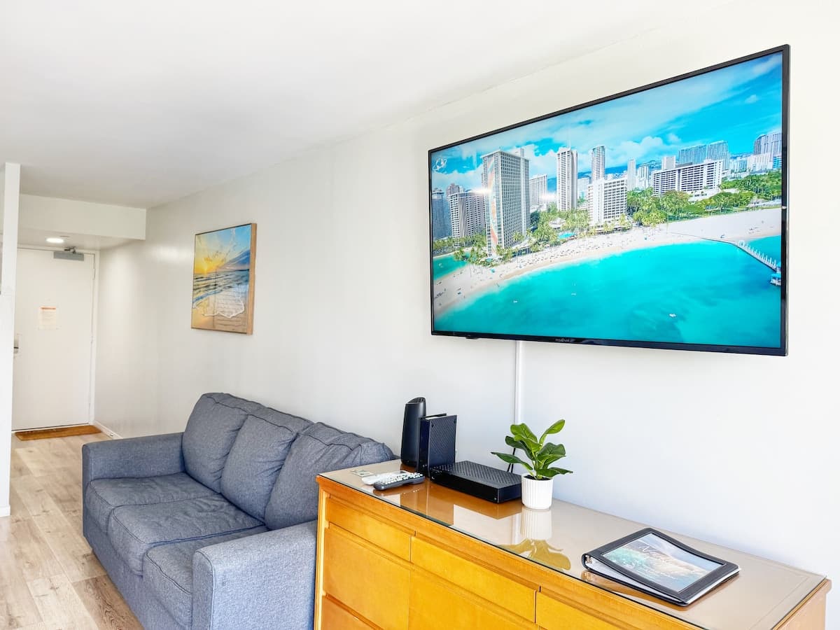 Condo in Honolulu · ★4.88 · Studio · 1 bed · 1 private bath - Photo 4
