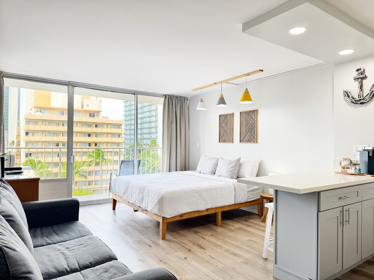 Condo in Honolulu · ★4.88 · Studio · 1 bed · 1 private bath - Photo 2