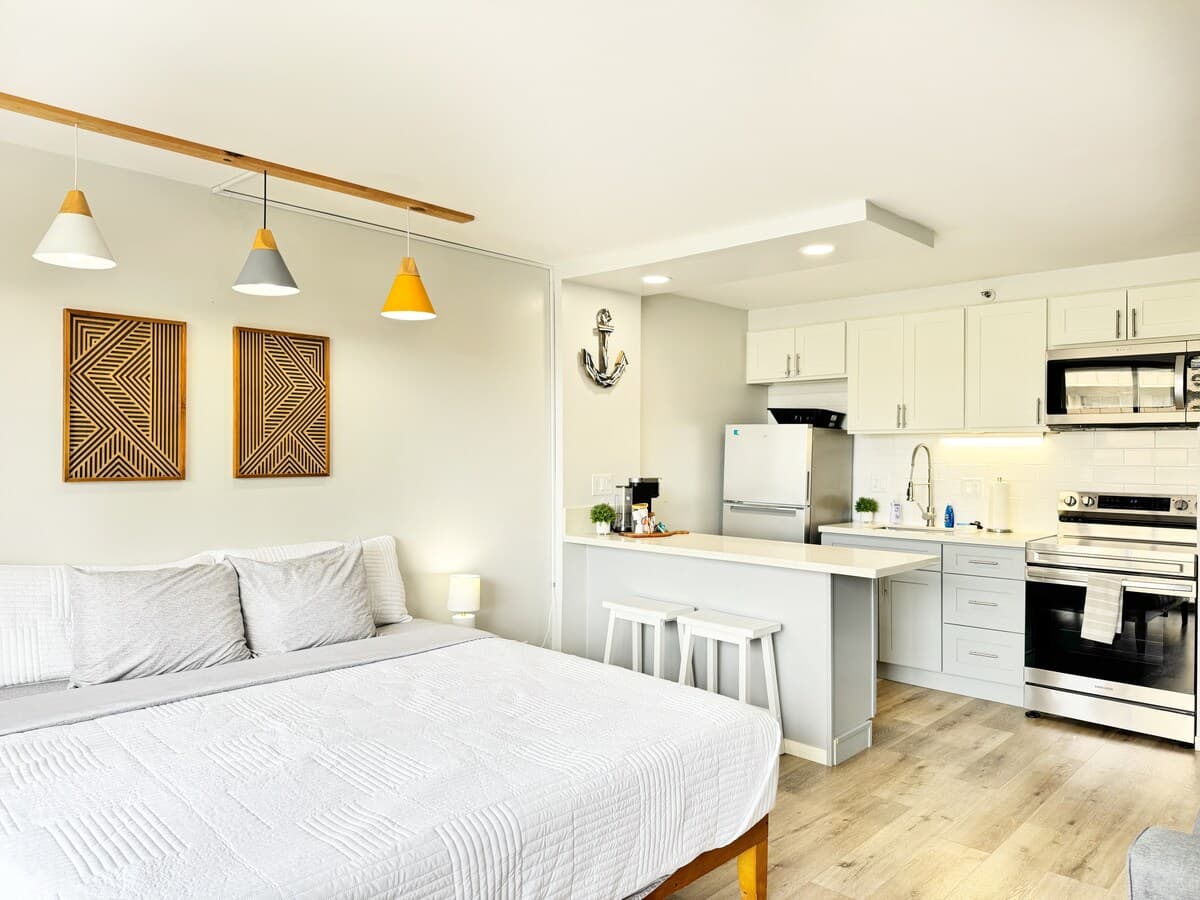 Condo in Honolulu · ★4.88 · Studio · 1 bed · 1 private bath - Photo 1
