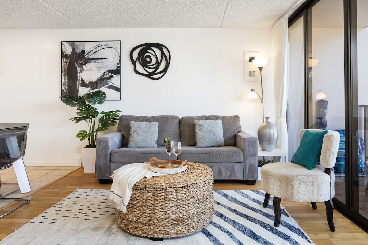 17FL Fully Renovated, 5 mins to Beach w/ Parking - Photo 3