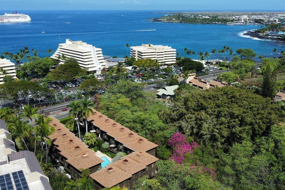 Townhouse in Kailua-Kona · ★4.95 · 1 bedroom · 2 beds · 1.5 baths - Photo 1