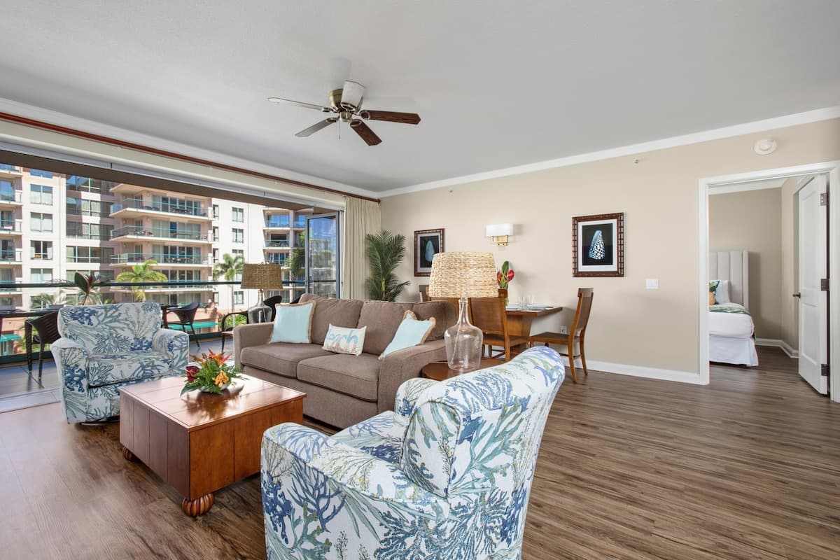 Condo in Lahaina · ★5.0 · 2 bedrooms · 4 beds · 2 baths - Photo 2