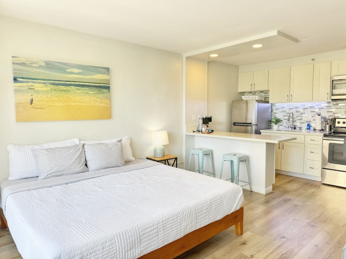 Condo in Honolulu · ★4.9 · Studio · 2 beds · 1 private bath - Photo 1