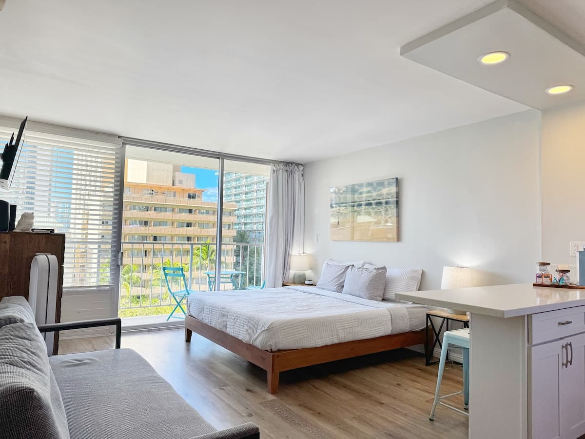 Condo in Honolulu · ★4.9 · Studio · 2 beds · 1 private bath - Photo 4