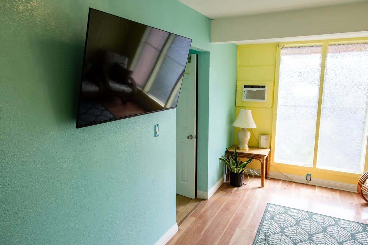 Walk to Hilo Bay~Private Suite + Fast WiFi - Photo 1