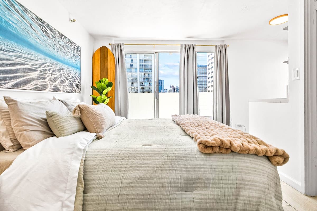 Bright Corner Studio with 2 Private Lanais on 11FL - Photo 3