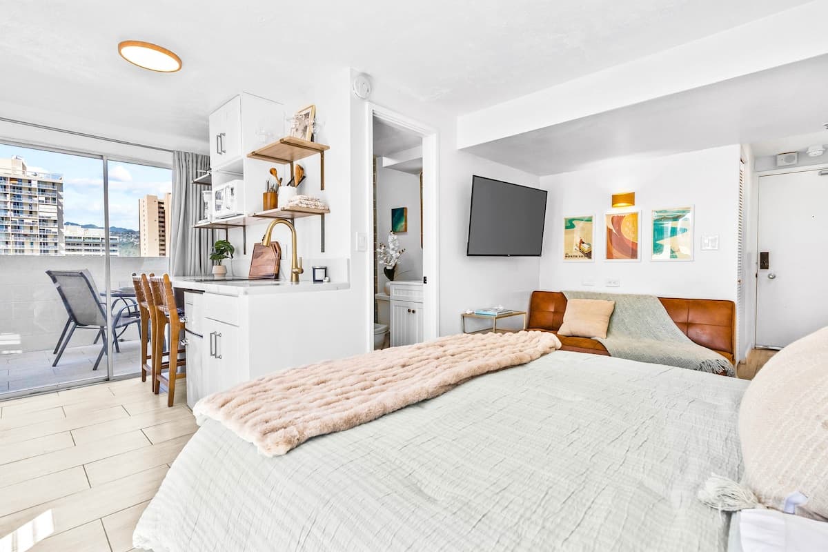 Bright Corner Studio with 2 Private Lanais on 11FL - Photo 5