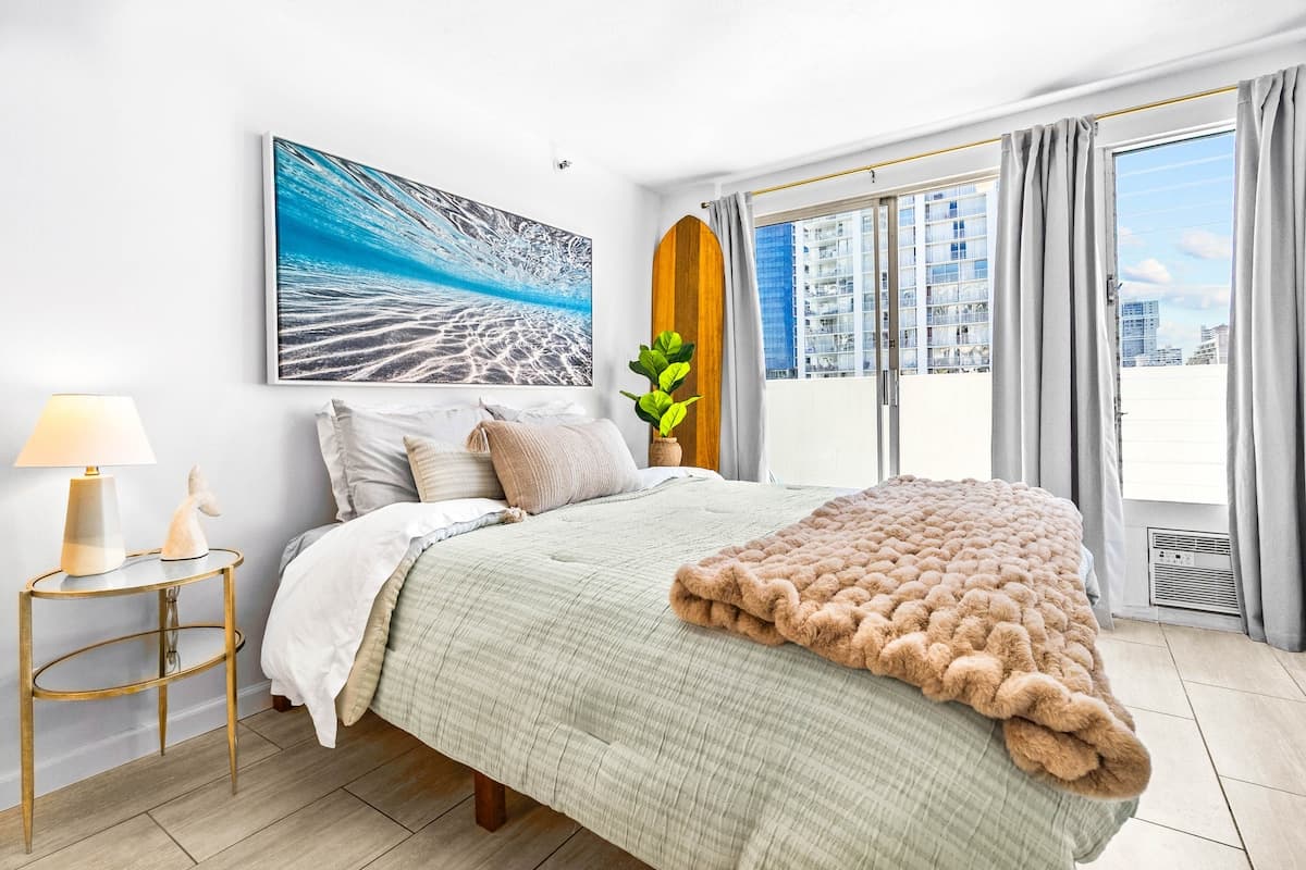 Bright Corner Studio with 2 Private Lanais on 11FL - Photo 2