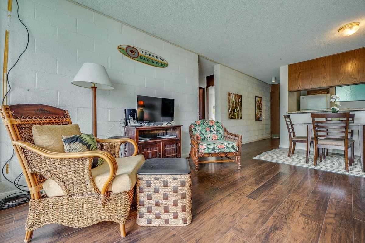 Condo in Hilo · ★4.22 · 2 bedrooms · 2 beds · 1 shared bath - Photo 4