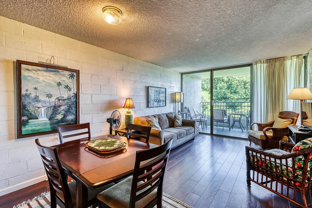 Condo in Hilo · ★4.22 · 2 bedrooms · 2 beds · 1 shared bath - Photo 3