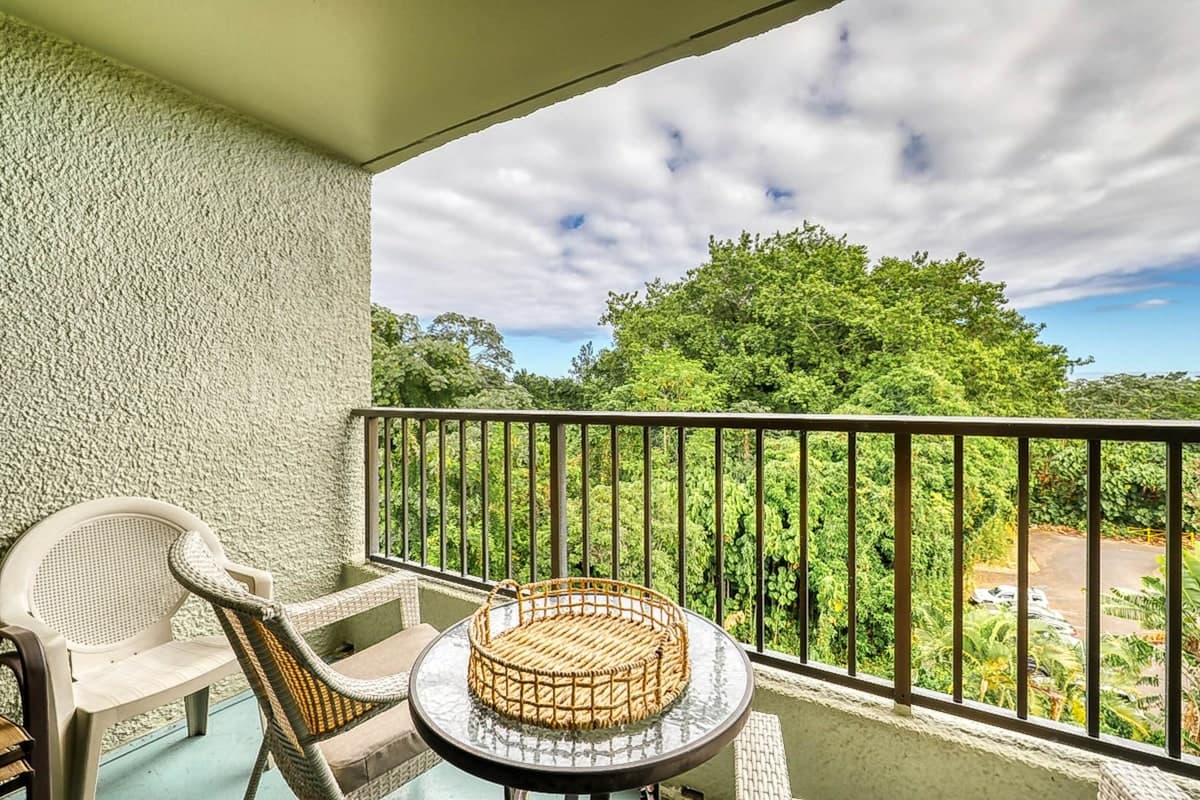 Condo in Hilo · ★4.22 · 2 bedrooms · 2 beds · 1 shared bath - Photo 1