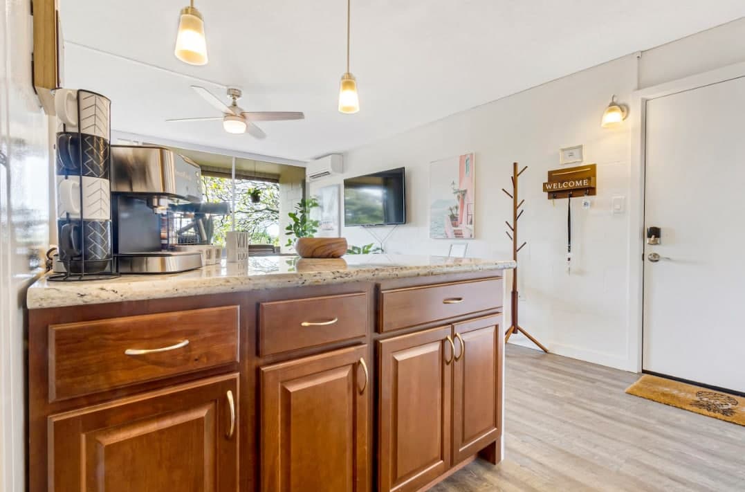 Home in Lahaina · ★4.75 · Studio · 1 bed · 1 private bath - Photo 5