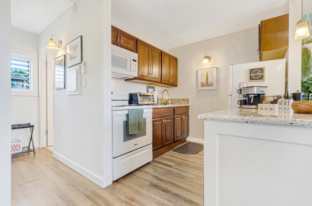 Home in Lahaina · ★4.75 · Studio · 1 bed · 1 private bath - Photo 2