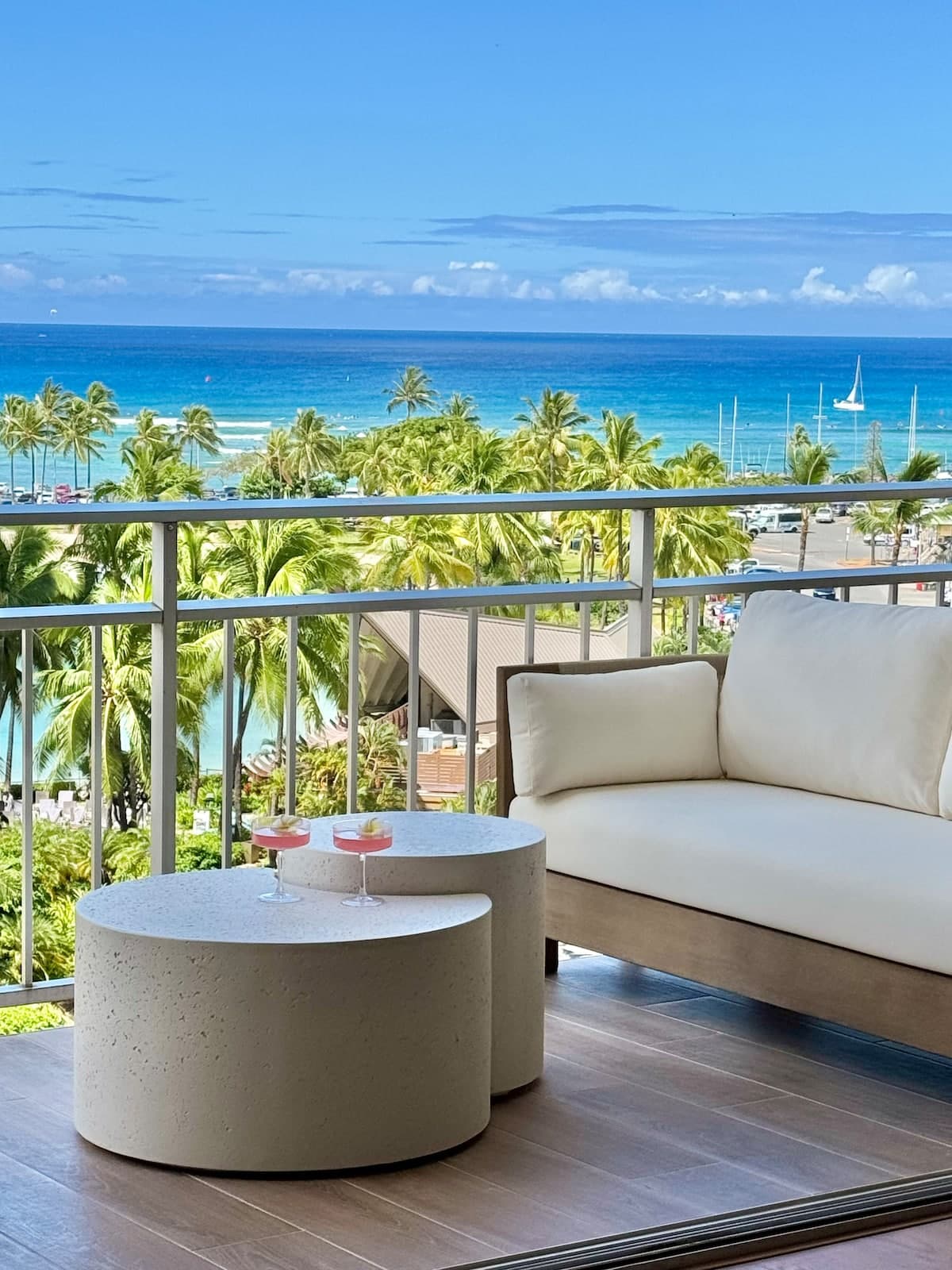 Condo in Honolulu · ★4.97 · 1 bedroom · 2 beds · 1 private bath - Photo 2