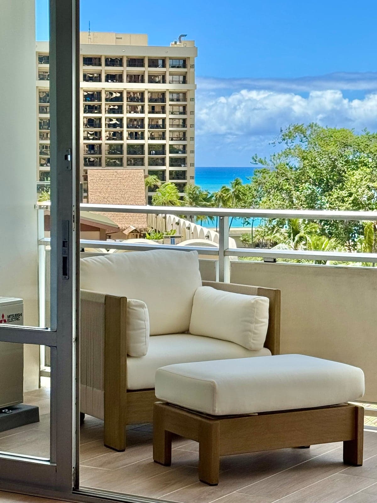 Condo in Honolulu · ★4.97 · 1 bedroom · 2 beds · 1 private bath - Photo 5