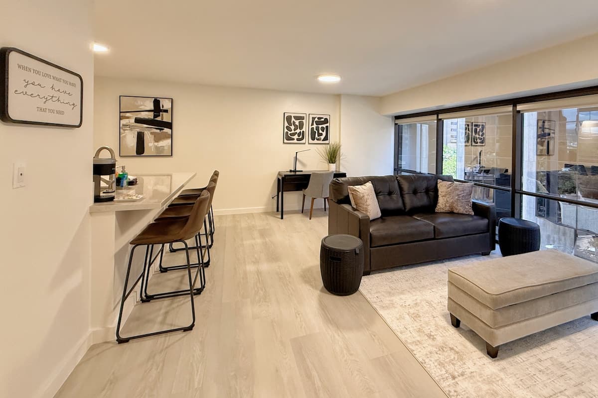 Spacious 1BR Free Parking WiFi - Photo 1