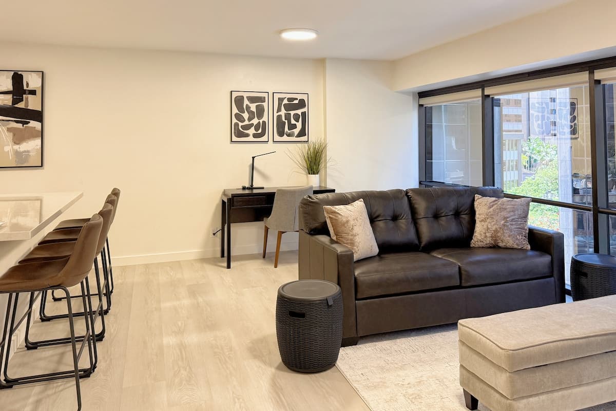 Spacious 1BR Free Parking WiFi - Photo 3