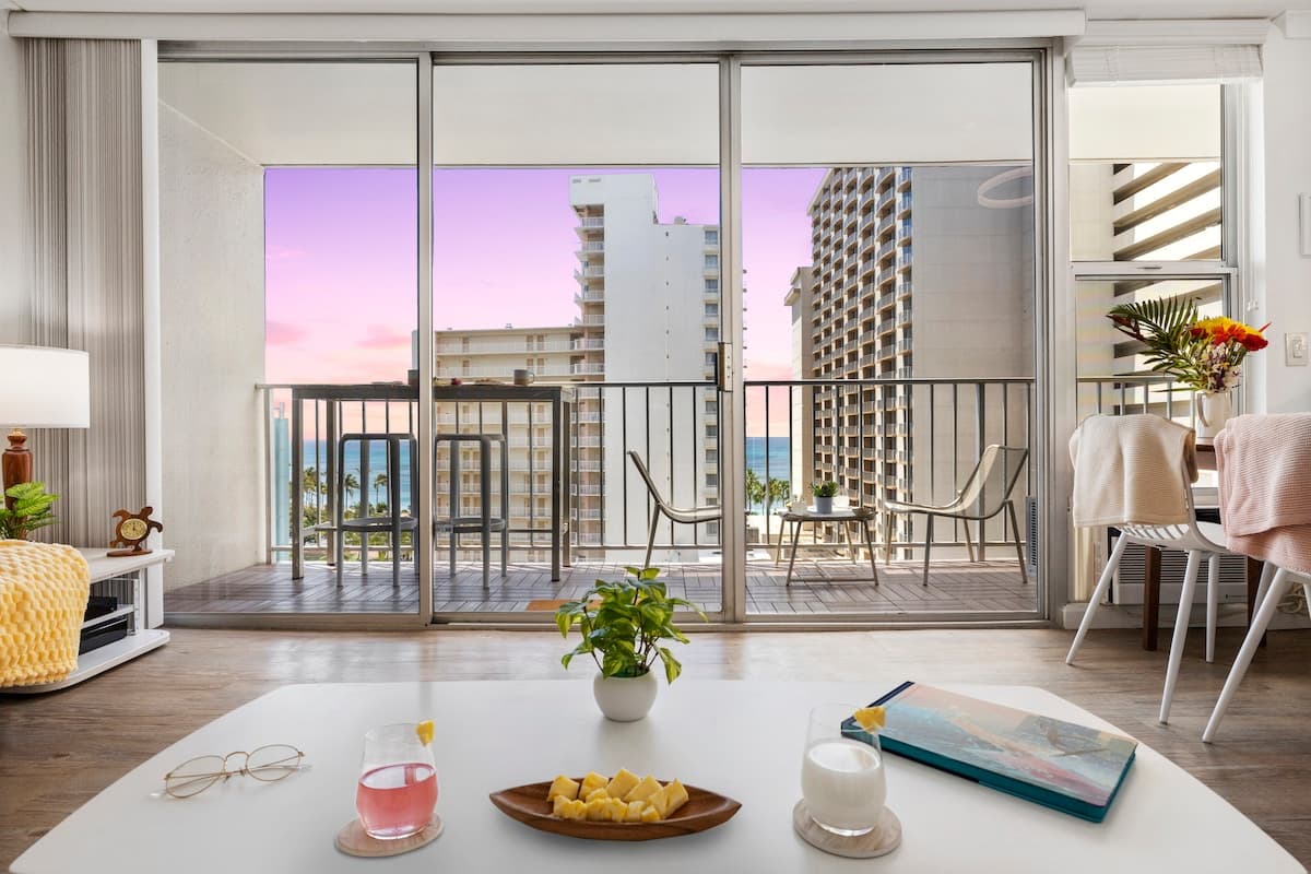 Condo in Honolulu · ★4.75 · 1 bedroom · 4 beds · 2 private baths - Photo 2