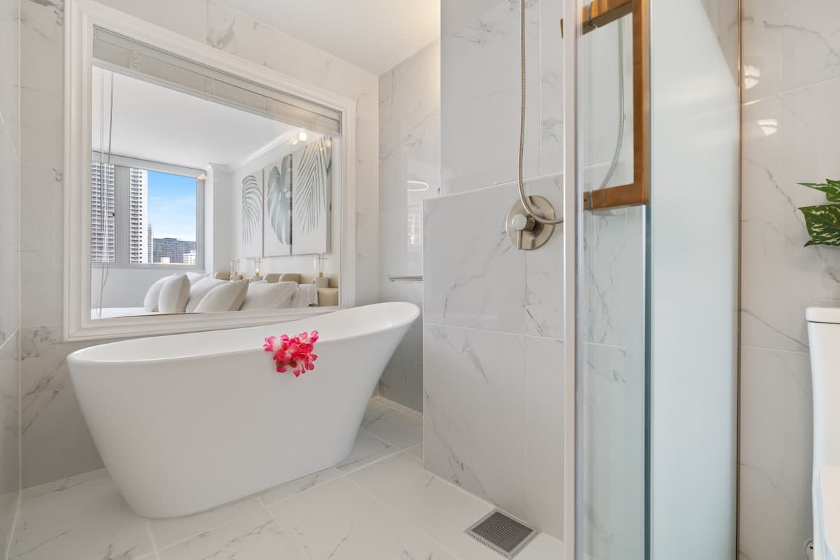 Condo in Honolulu · ★4.75 · 1 bedroom · 4 beds · 2 private baths - Photo 3