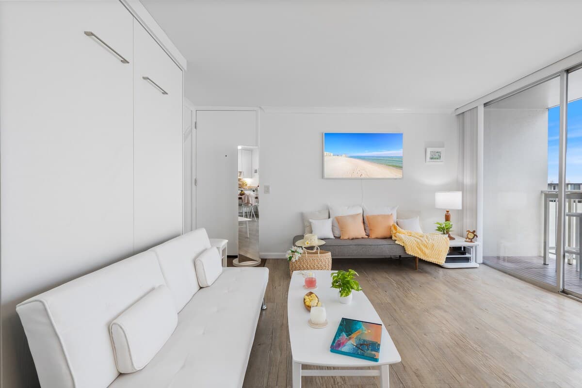 Condo in Honolulu · ★4.75 · 1 bedroom · 4 beds · 2 private baths - Photo 4