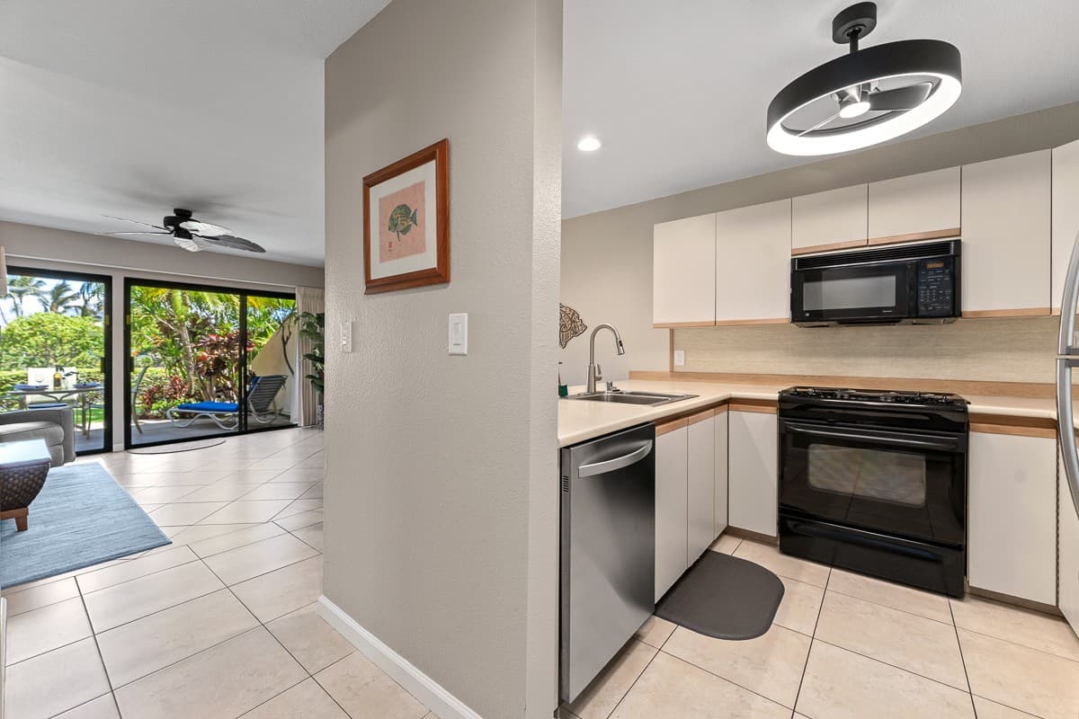 Condo in Kihei · ★4.95 · 1 bedroom · 2 beds · 2 private baths - Photo 5