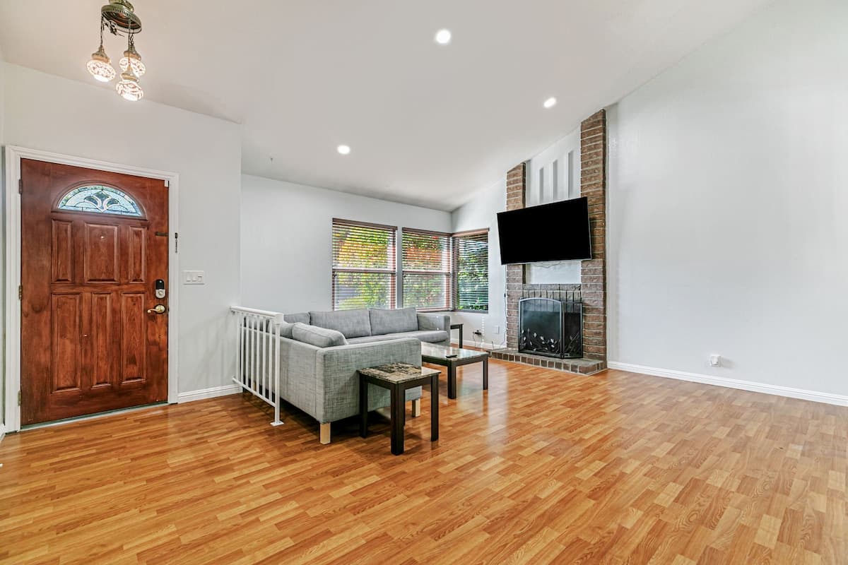 Spacious 4BR Home Near Tesla & Meta, Big Yard - Photo 3