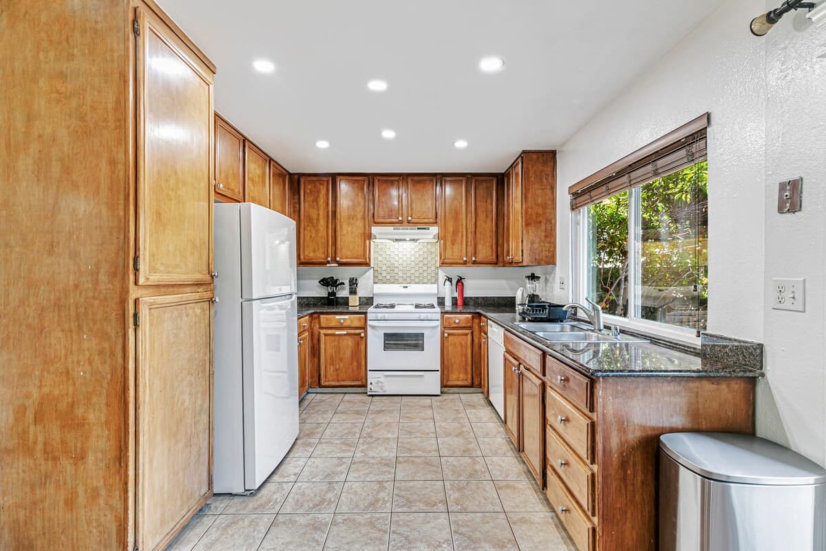 Spacious 4BR Home Near Tesla & Meta, Big Yard - Photo 4