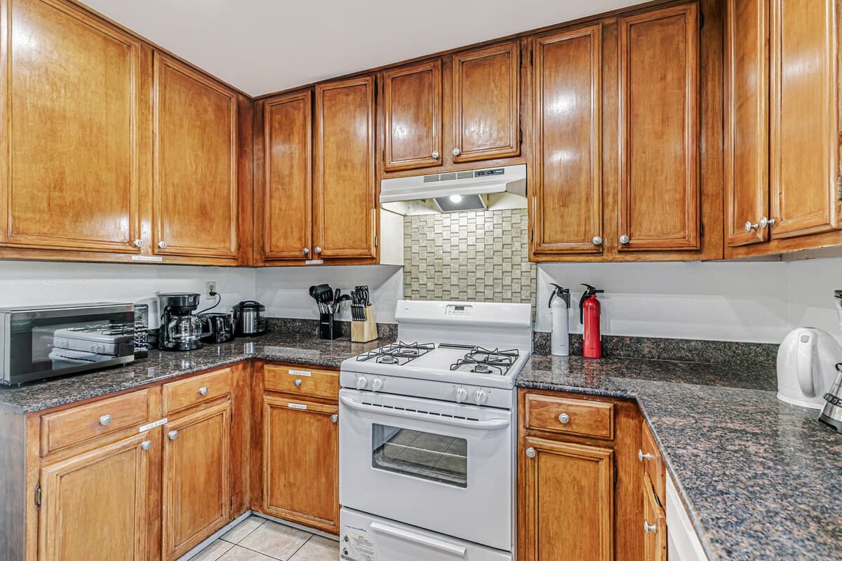 Spacious 4BR Home Near Tesla & Meta, Big Yard - Photo 5