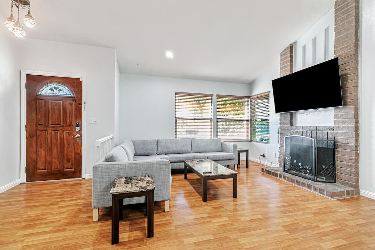 Spacious 4BR Home Near Tesla & Meta, Big Yard - Photo 1