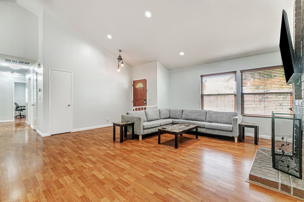 Spacious 4BR Home Near Tesla & Meta, Big Yard - Photo 2