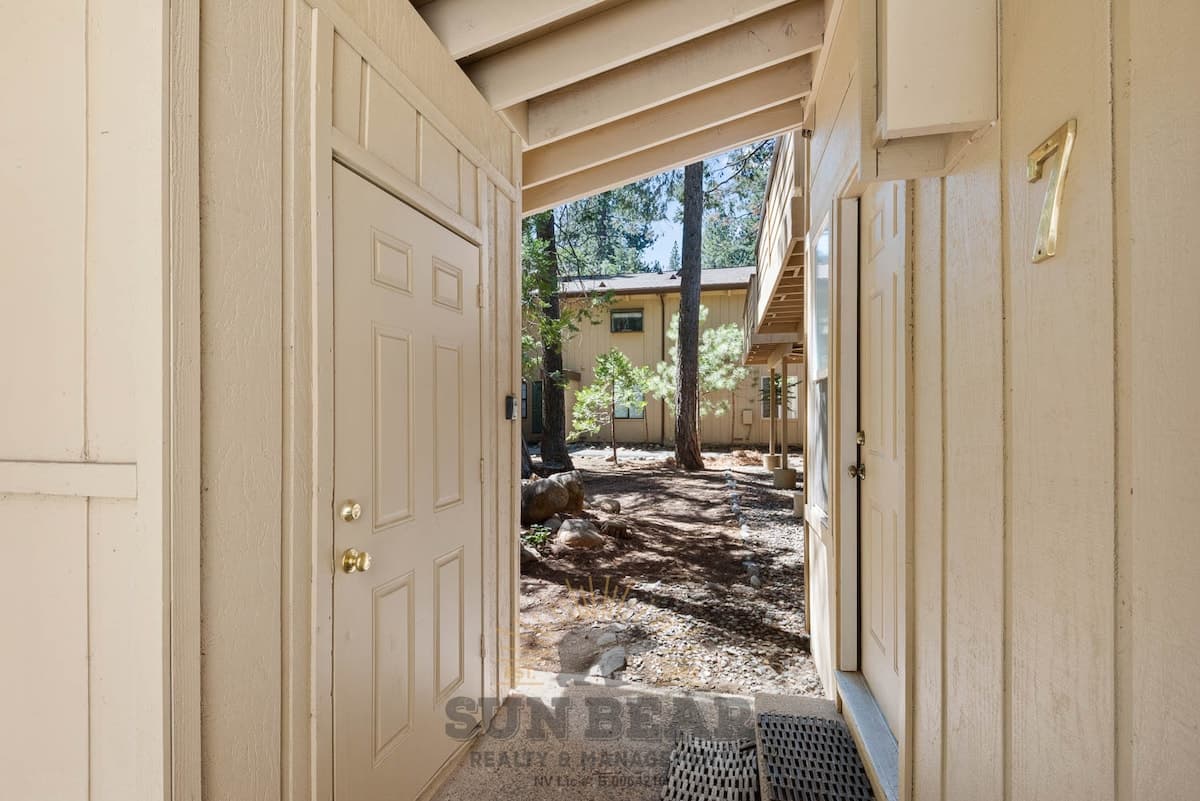 Condo in Incline Village · 2 bedrooms · 2 beds · 2.5 private baths - Photo 3