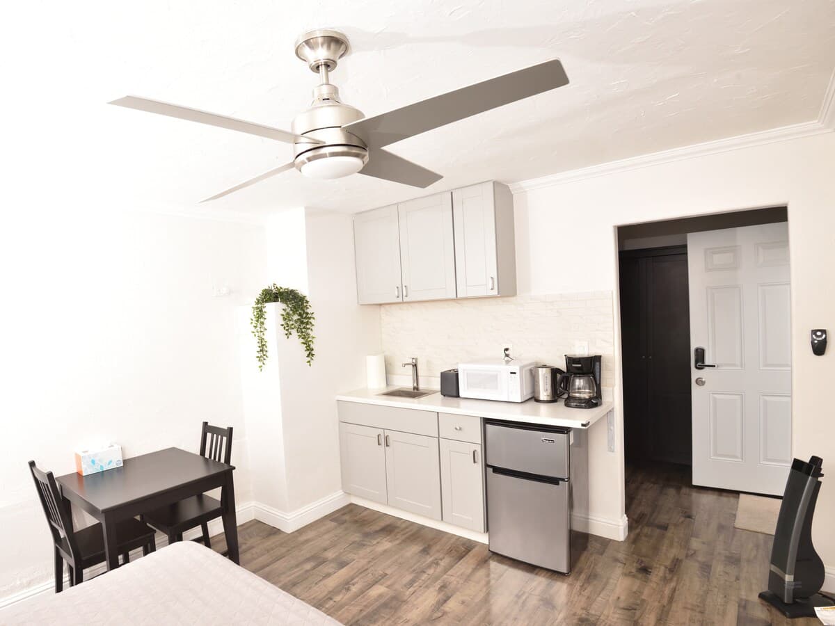 Cozy Converted Garage Studio, Private Entry - Photo 3