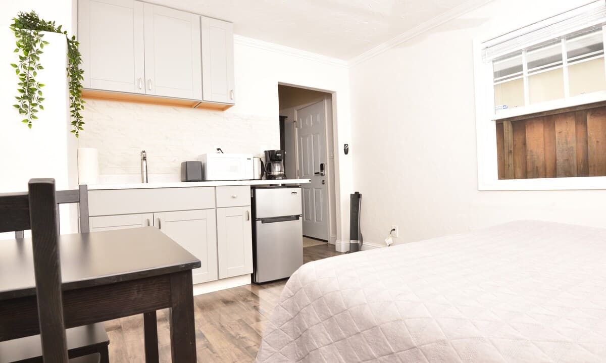 Cozy Converted Garage Studio, Private Entry - Photo 4