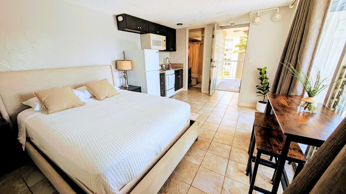 Condo in Honolulu · ★4.78 · 1 bedroom · 1 bed · 1 private bath - Photo 1