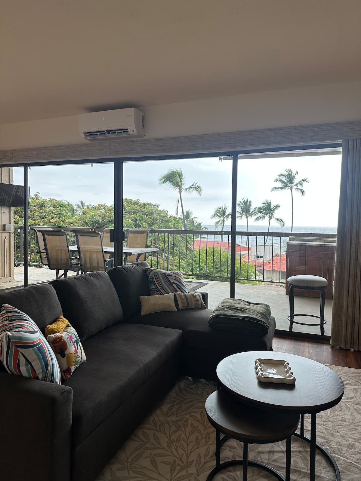 Top floor ocean view condo in the heart of Kona - Photo 2