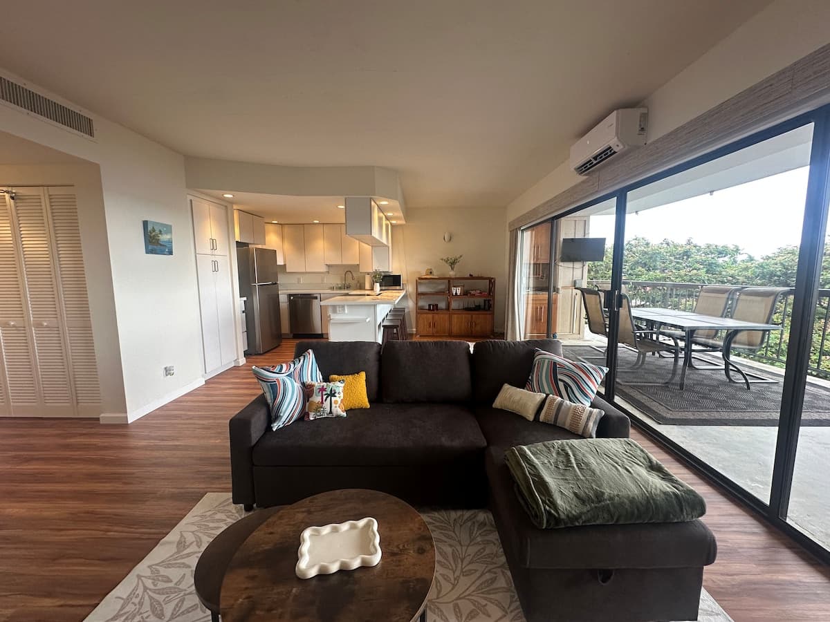Top floor ocean view condo in the heart of Kona - Photo 1