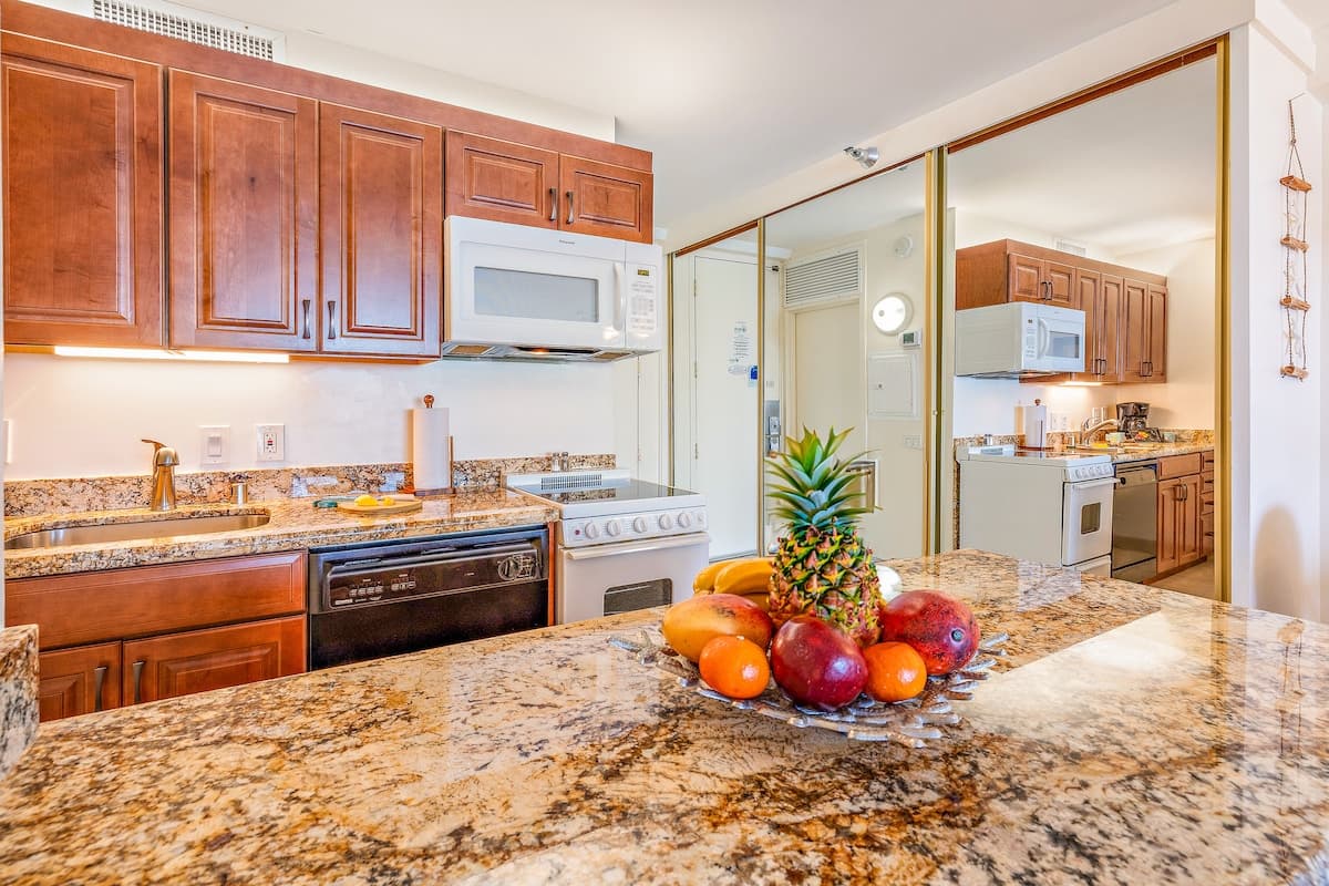 Condo in Lahaina · ★4.92 · Studio · 2 beds · 1 bath - Photo 4