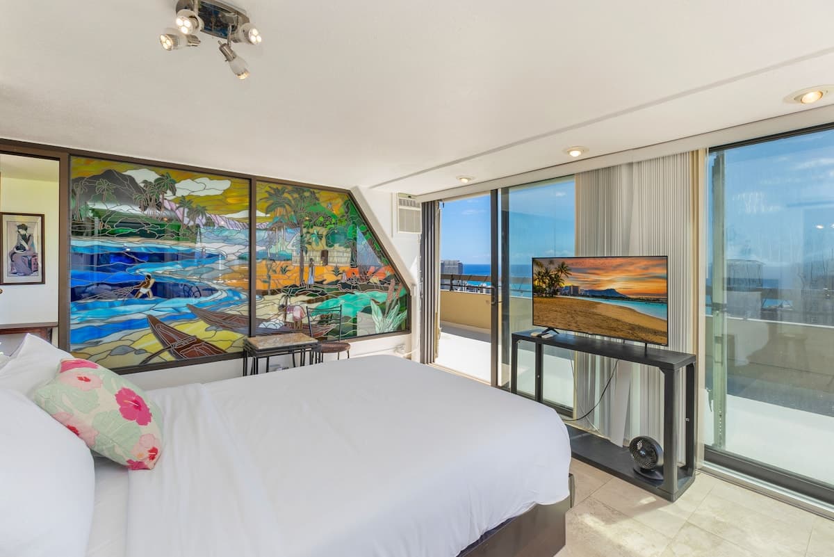 Condo in Honolulu · ★4.5 · 3 bedrooms · 4 beds · 3 private baths - Photo 2